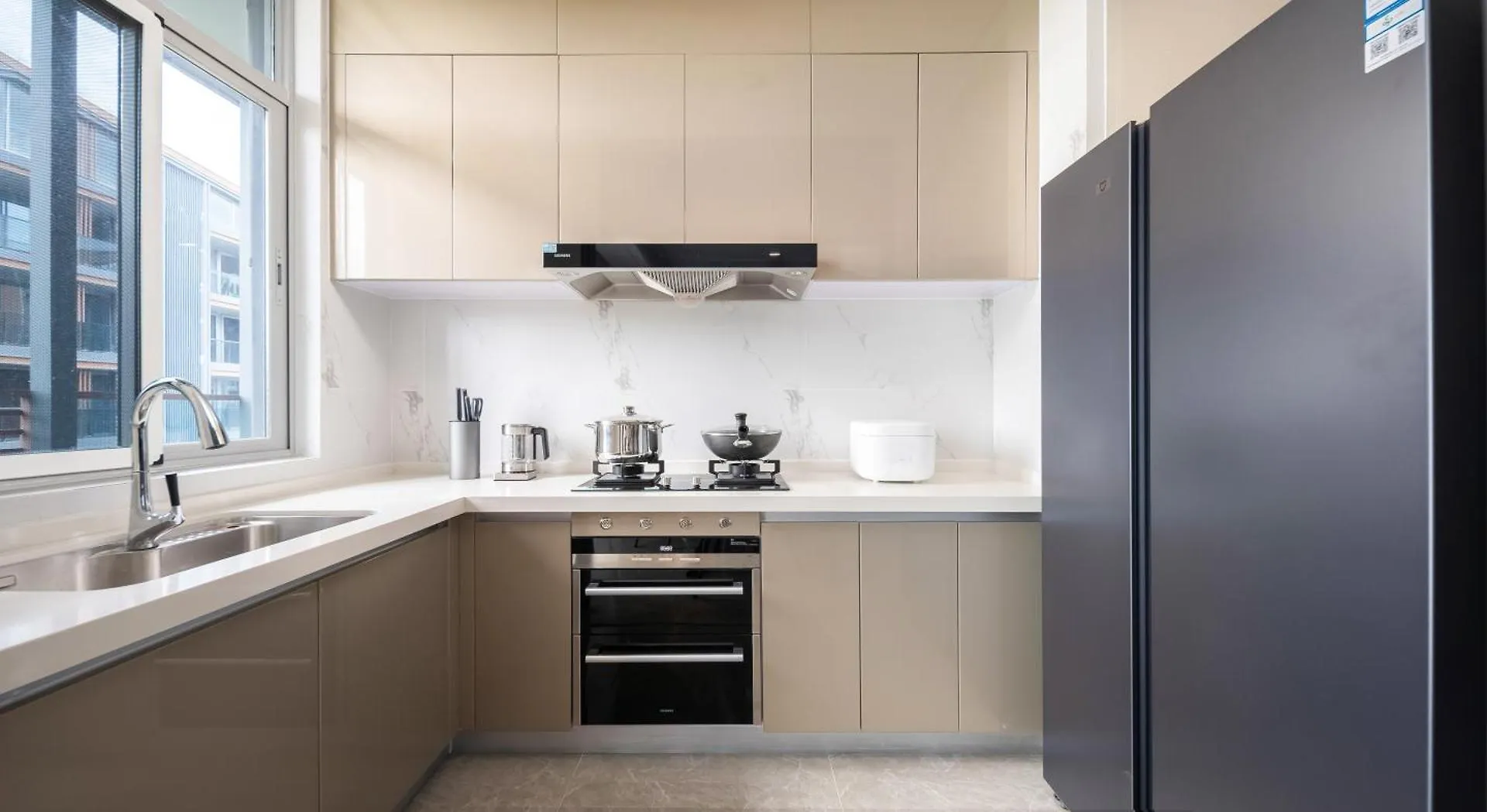 Apartment Comfortable Three-Bedroom And One-Living Room Garden View Suite - Kitchen - Living Room - Balcony - Refrigerator And Washing Machine Sanya